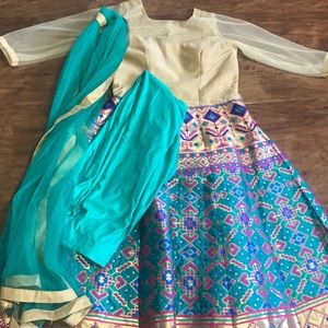 Patoda Silk outfit:-